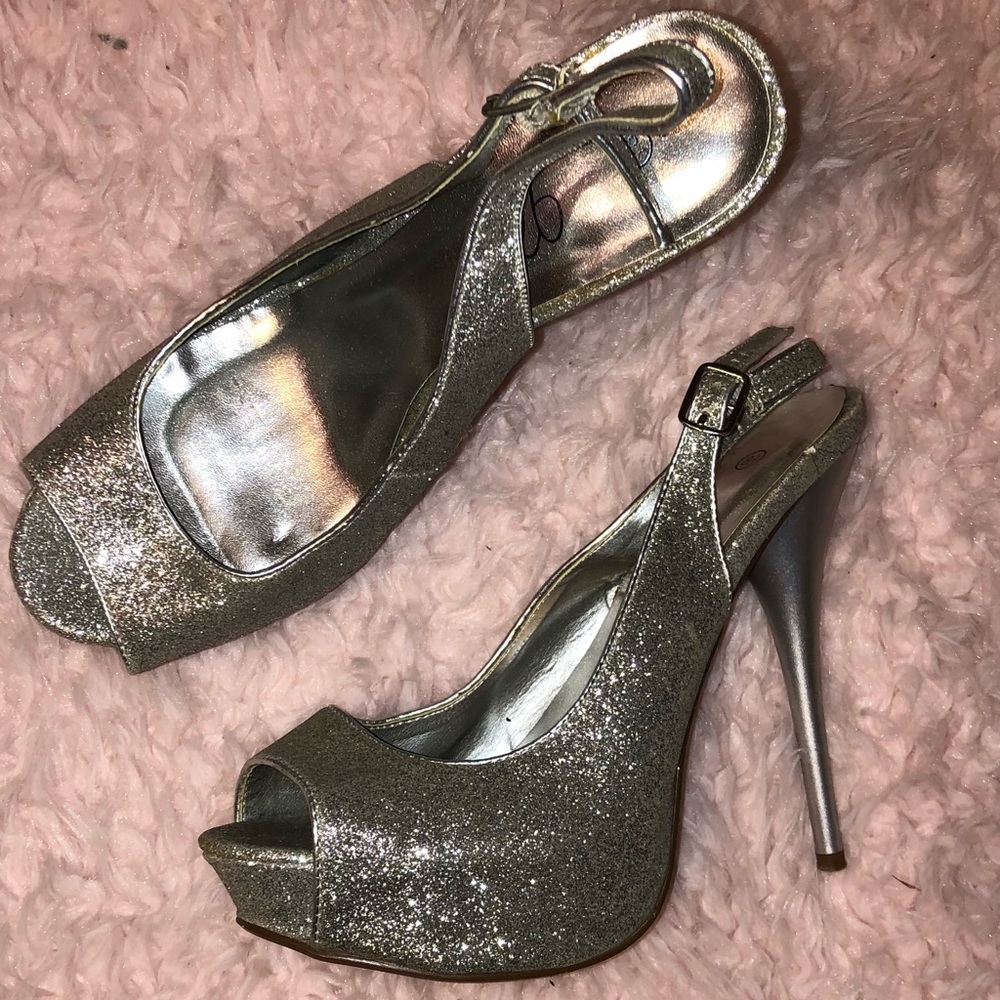 Gray glitter open toe shoes